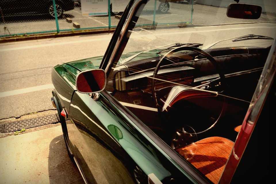 ルノーって元国営企業だったせいか、フランス車の中でも保守的なイメージがあり、シトロエンの「ハイドロ」やプジョーの「猫足」っていう分かりやすいイメージもないので、なかなかその本質が伝わりにくいメーカーだと思うのですが・・・。