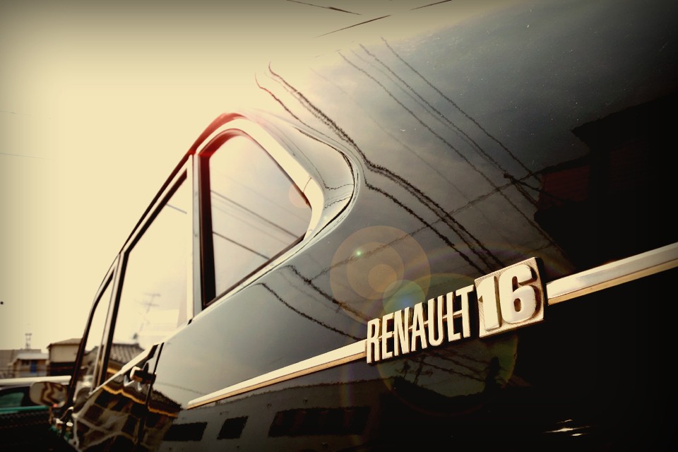 なかでもこのR16は見た目はズングリ、ぽってりなのに、常識を超えた発想のおかげで得も言われぬドライブを提供してくれること間違い無し！