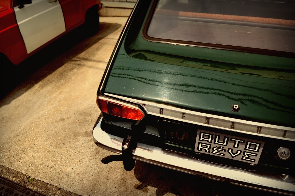 数字ルノーでは毎度言ってる事ですが、「鉄塊を真綿でくるんだような」当たりの柔らかい安心感がこの極上の「癒し」を生んでいるのです。