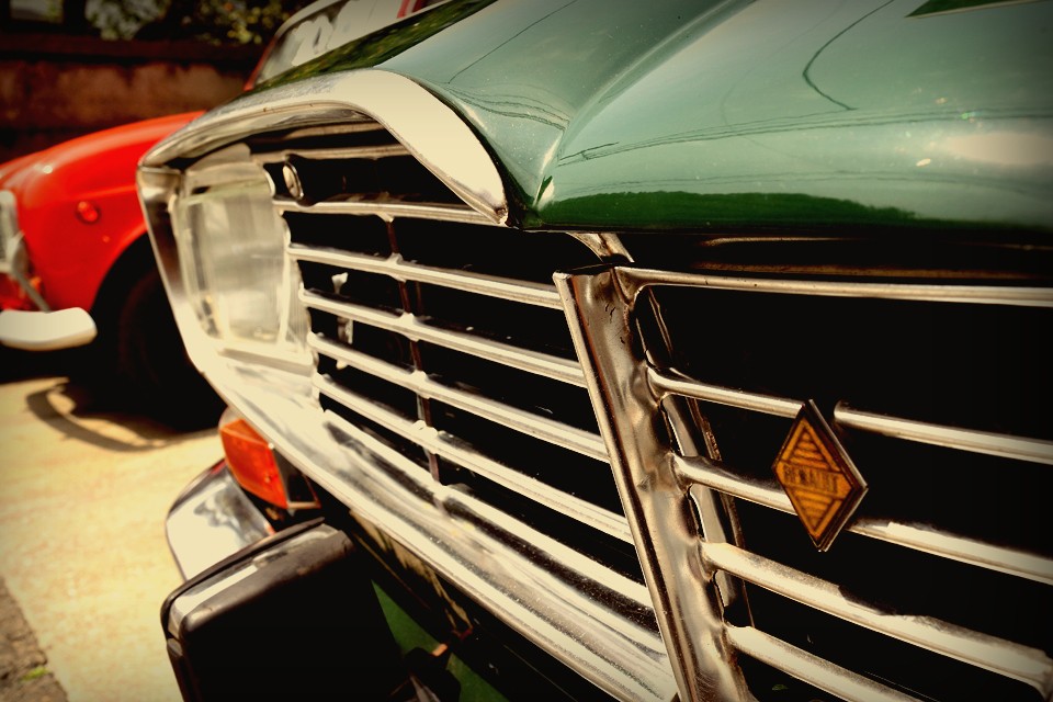 そして最後にあの伝説のレーシングドライバーであるスターリングモスの言葉を・・・「ルノー16が私が今まで出会った中で最もインテリジェントに設計された自動車であることは間違いありません。英国の各自動車メーカーは、組み立て方を確認するために購入するのがよいと思います。」