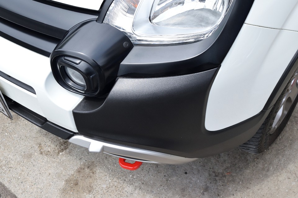 劣化しやすいこの樹脂部分をご覧いただければ、クルマ全体の状態も察していただけるかと。ちなみに1オーナー車で、ガレージ保管！状態の良さも納得ですね。