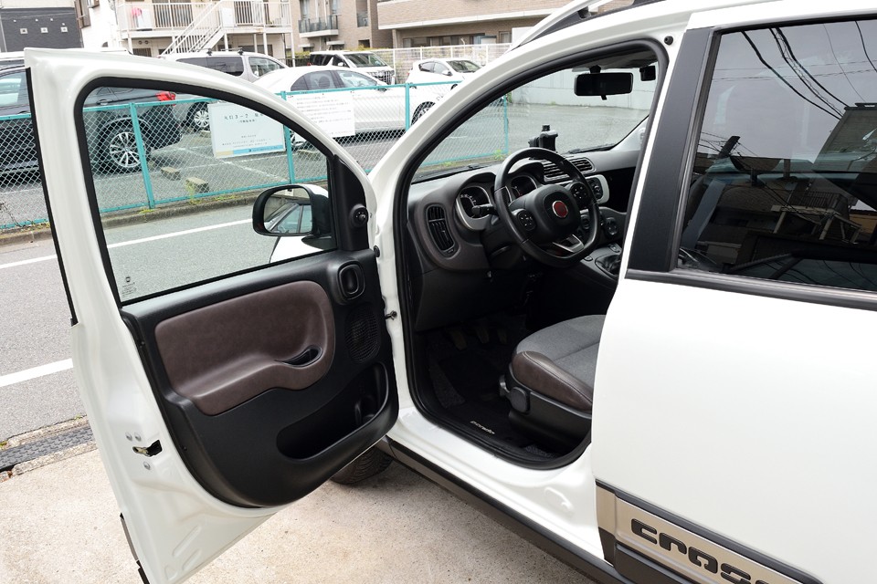 外観も去ることながら、インテリアもイタリアンデザインの塊！それではご覧くださいませ～。