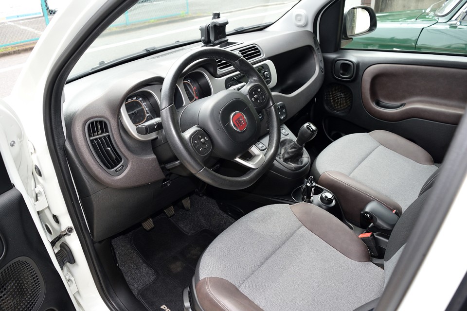 パッと見、目を引くのは何とも上品な色合い！活動的なイメージのパンダクロスなので、ともすれば子供っぽくなるところをこんなインテリアでシックに演出するところはさすがです！