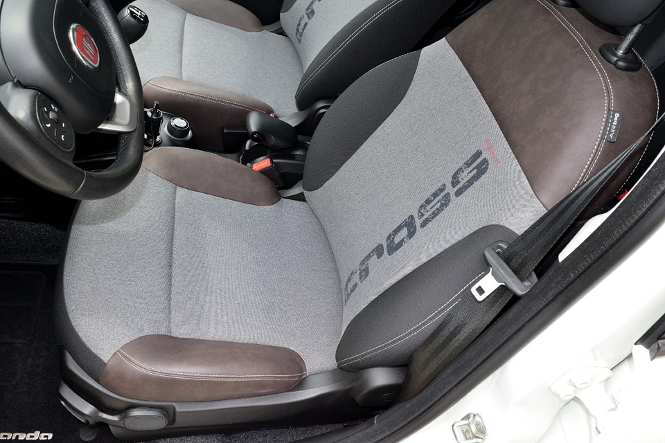 一番傷みやすいはずの運転席ですが、ご覧の通り！目立つ劣化や汚れは皆無！気持ち良くお乗りいただけると思います。