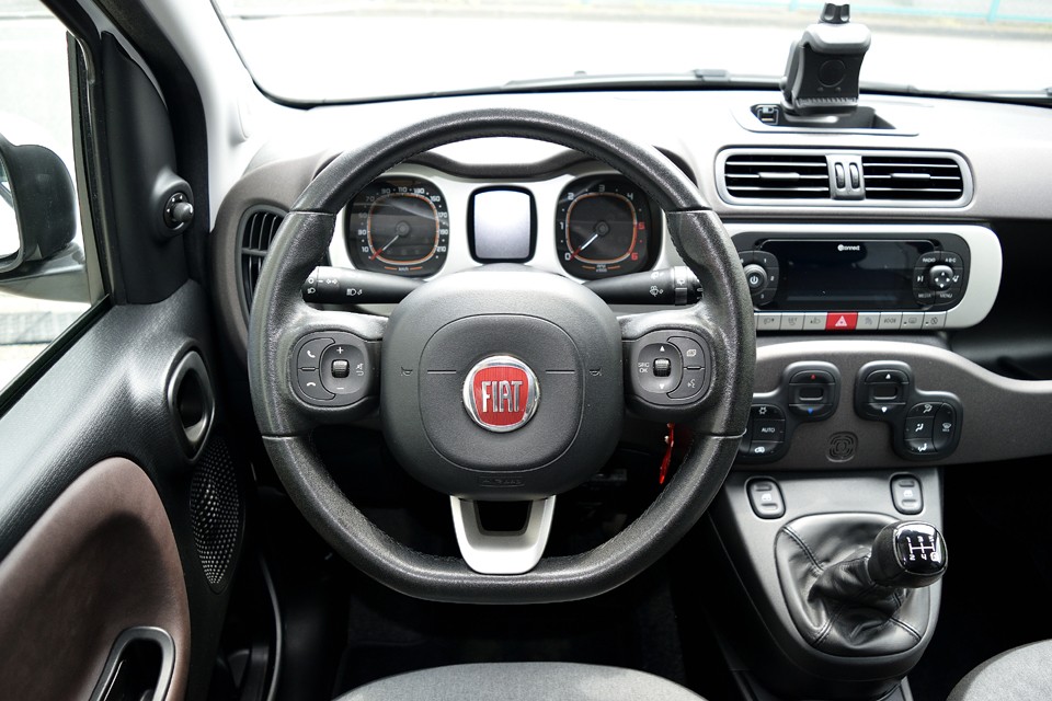 インテリア全体のモチーフの角丸の四角型をシンメトリーに配置することで、柔らかいながらもカッチリとした印象を演出！