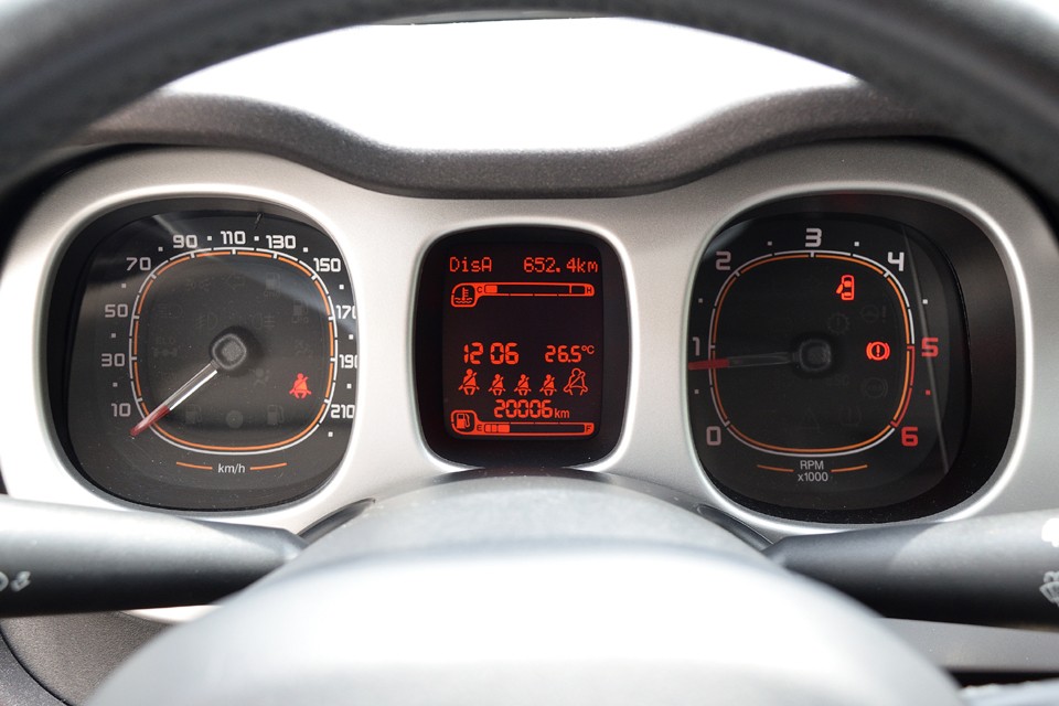 実走行2.0万km！並行車のディーゼルですから初期不良の出る時期は過ぎて、丁度クルマも馴染んできた距離かと・・・。