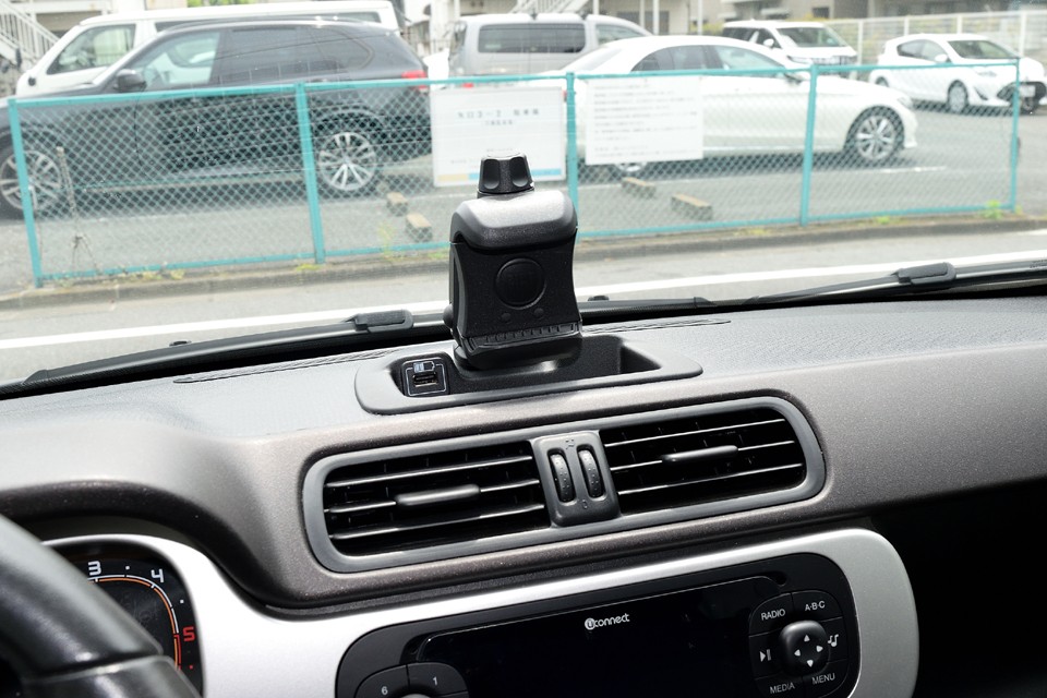 ダッシュ中央には標準でスマートフォンホルダーを装備。すぐ横に電源用のUSBもあるので安心ですね。もうナビはスマホでって割り切りが潔い！確かにスマホなら地図はいつでも最新ですしね。