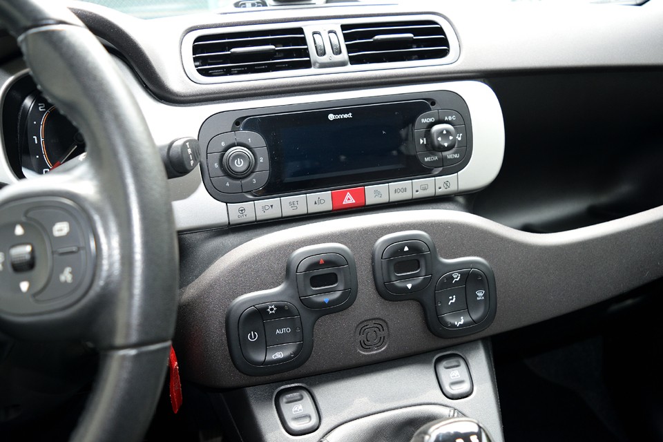 破綻の無い、見ていて落ち着く感じさえする各種操作類。ちなみに並行車なので、ラジオの受信可能な周波数帯にはズレがあります。なのでいくつかの放送局は入らないようです。