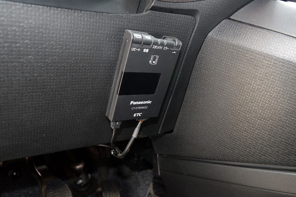 もちろんETCも装備。パナソニック製、アンテナ別体、音声案内タイプです。