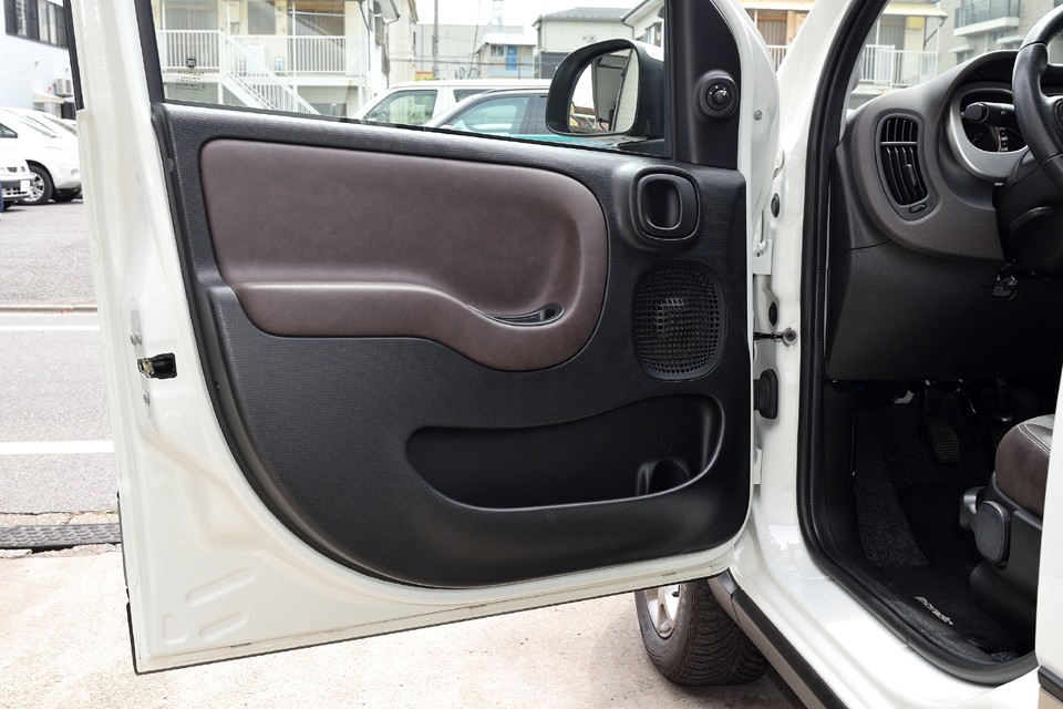 フロントドアの内張は、シート生地と同じブラウンのビニールレザーでシックなイメージを演出！目立つ汚れも無く清潔な印象です。