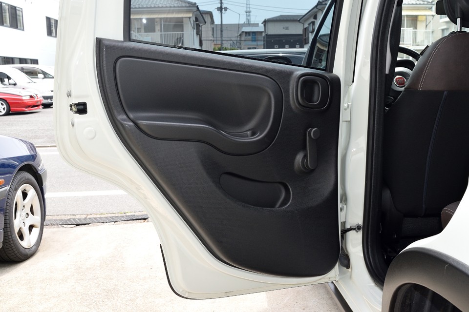 コンパクトヨーロッパ車あるあるで、リアドアは黒一色、手動ウインドウの簡素な仕様。日常使うクルマはこういうのでいいんです！