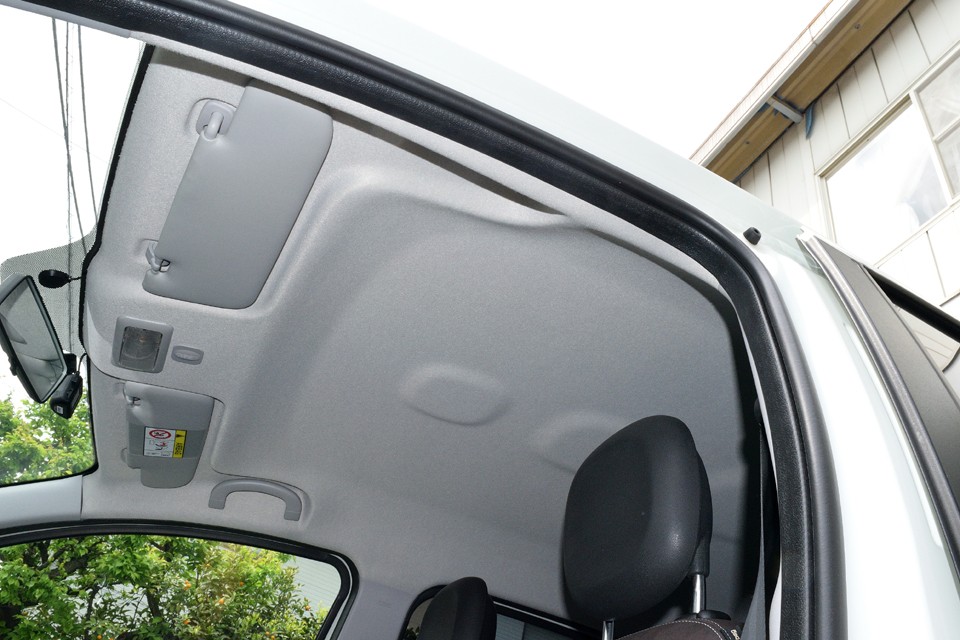 汚れは目立ちやすいはずの白系のクロス張りですが、ご覧の通り、とっても清潔！輸入車にありがちな天張りのタレも皆無！