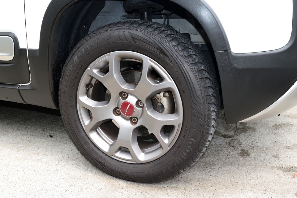 純正アルミも目立つガリキズはありません。タイヤサイズは正規Ｄ車のツインエアーモデルが175/65Ｒ15に対して、10mm幅広の185/65Ｒ15。その違いは・・・う～ん、やはりトルクがあるからなんでしょうね。