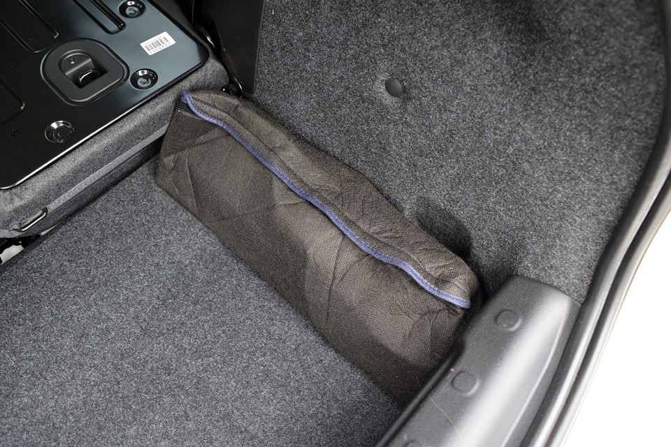 トランクにはジャッキや工具類が積まれていますが、その中に・・・。