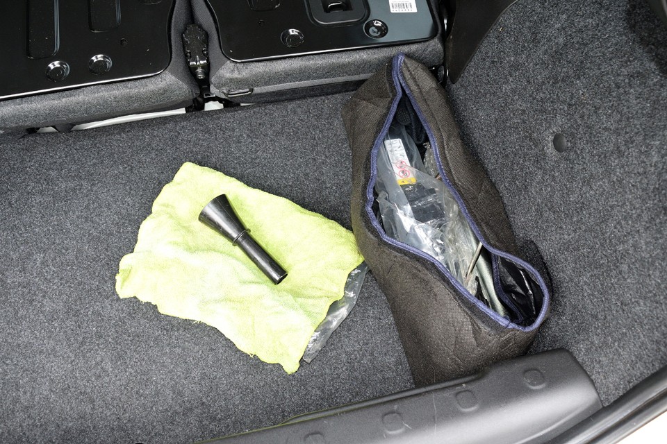 こんなノズルがあります。ガソリンスタンドのディーゼル給油ノズルは誤給油防止のためガソリン給油ノズルより少し太めになっていますが、まだまだディーゼルでも細いノズルが存在するため、その場合に使用します。