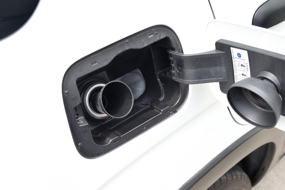 パンダクロスの給油口は太いノズルを差し込んだ時に中ブタが開く仕組みなので、細いディーゼル給油ノズルの場合は、こんな風に差し込んで給油します。少し手間ですが、ガソリン価格が高騰している今、やっぱ軽油は有難いですよね～。