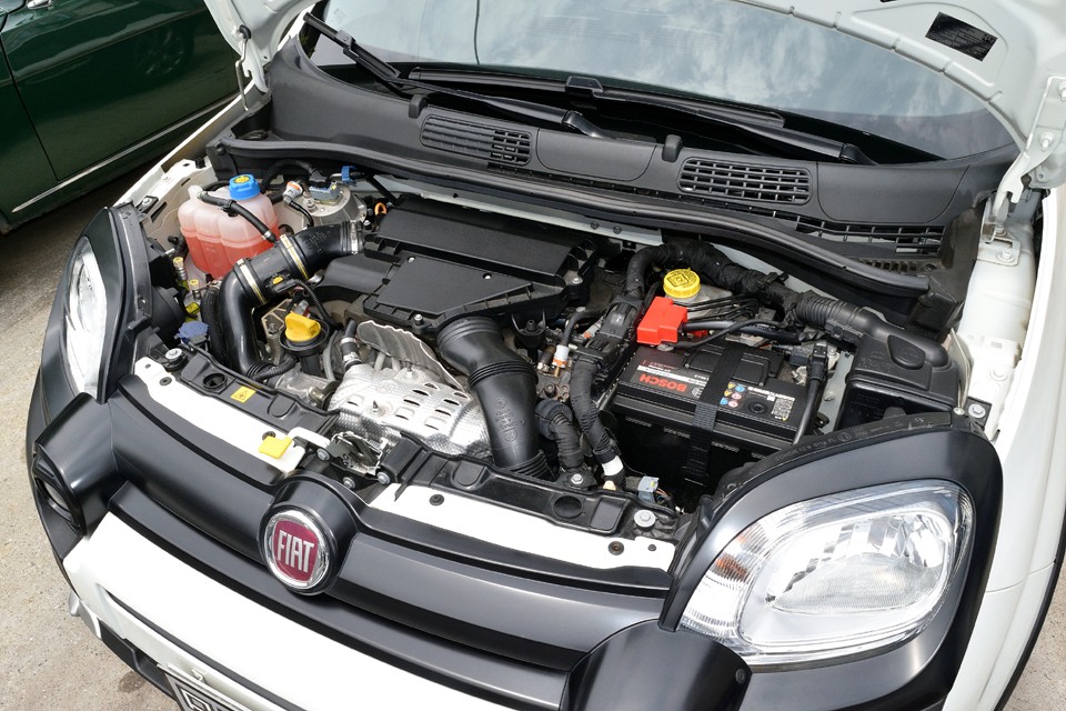 直列4気筒ディーゼルターボ、1,248cc、最高出力80(56.5)/4,000ps(kw)/rpm、最大トルク190/1,500kgm(Nm)/rpmを発生するMULTIJETと呼ばれるエンジン！ガソリン車ではツインエアーが最もトルクがあって145/1,900kgm(Nm)/rpmですが、その30％増しの極太トルク！