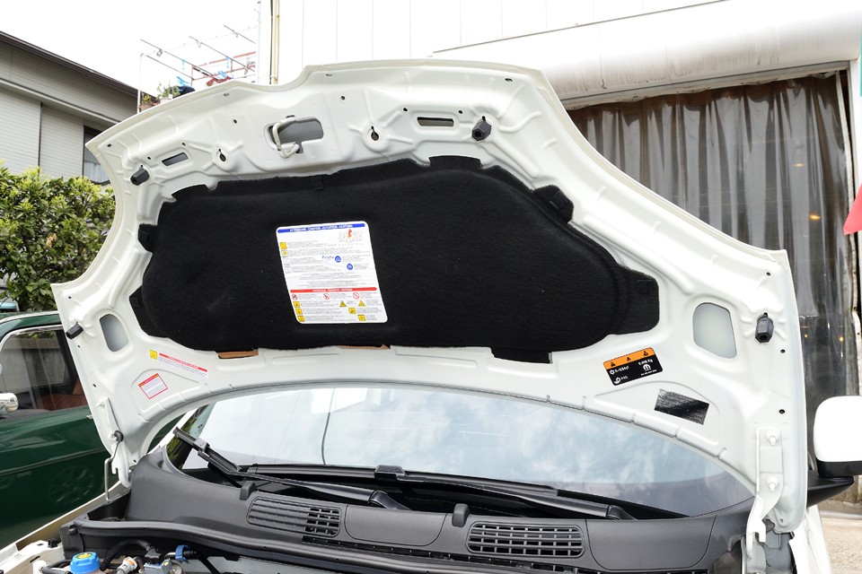 汚れやすく、ペナペナになりやすいボンネット裏の遮音カバーもご覧の通りキレイな状態。車両全体の状態も「推して知るべし」ですね。