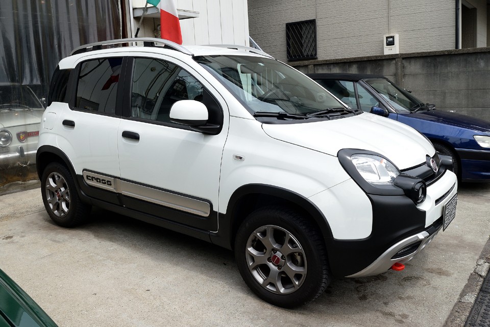 ここでおさらい。2018年式フィアット パンダクロス、Multi jetと呼ばれる1300ccのディーゼルターボに、4×4 、左ハンドル、5MT！