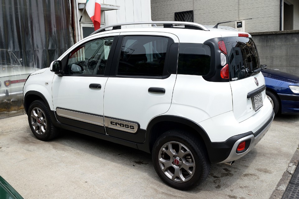 走行2.0万kmで、ボディカラーは名前の由来にもなっている「パンダ」にふさわしいBIANCO GELATO（ホワイト）！