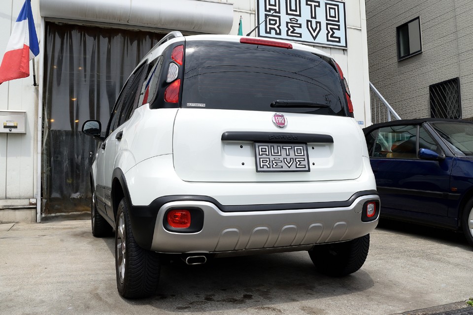 ・・・それと、忘れるところでしたが、弊社入庫時にディーゼルの定期交換部品のひとつ、グロープラグ4本を新品交換済！部品自体は安価ですが、脱着がかなり困難なので工賃が・・・でもこれでご安心いただける状態になりました！