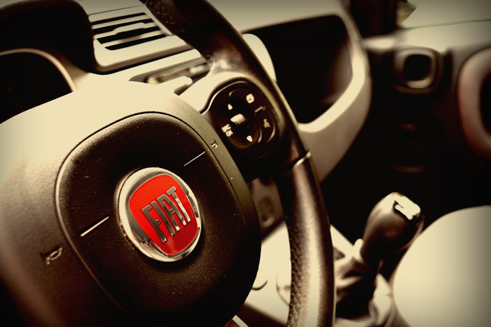 初代パンダが見直されて人気が再燃していますが、最初からパンダって実用車でありながら、それを駆るオーナーさんのライフスタイルを映す鏡のような存在だったのが、改めて評価されているからではないかと・・・。