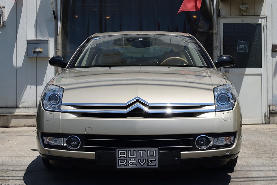 毎度思いますが、こんな顔のクルマを造る・・・いや造るのは自由ですが、販売しようなんて、何を考えているんでしょうね、シトロエンったら・・・。