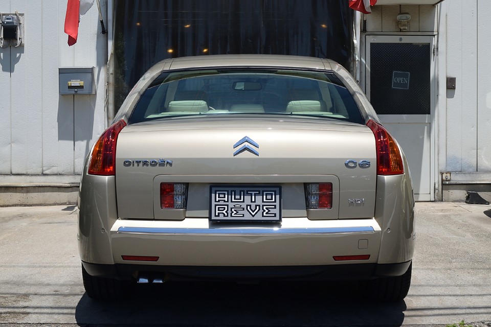 更に、この一見では理解不能なリアスタイル・・・好き嫌いのハッキリ分かれる大胆なデザインがシトロエンたる所以。