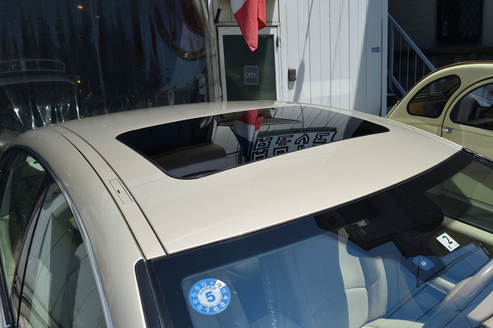 希少なサンルーフを装備！標準仕様には無いオプション装備品ですので、これをオーダーした初代オーナー様に感謝なのです！