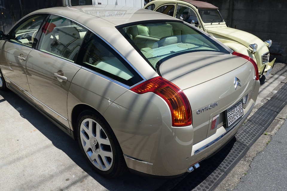 いやぁ～、このリアデザインって、タイヤが付いてなかったら『謎の物体』ですよねぇ。でもこんなにアバンギャルドなのに、見慣れると魅力的に見えるって、まさにデザインの勝利！