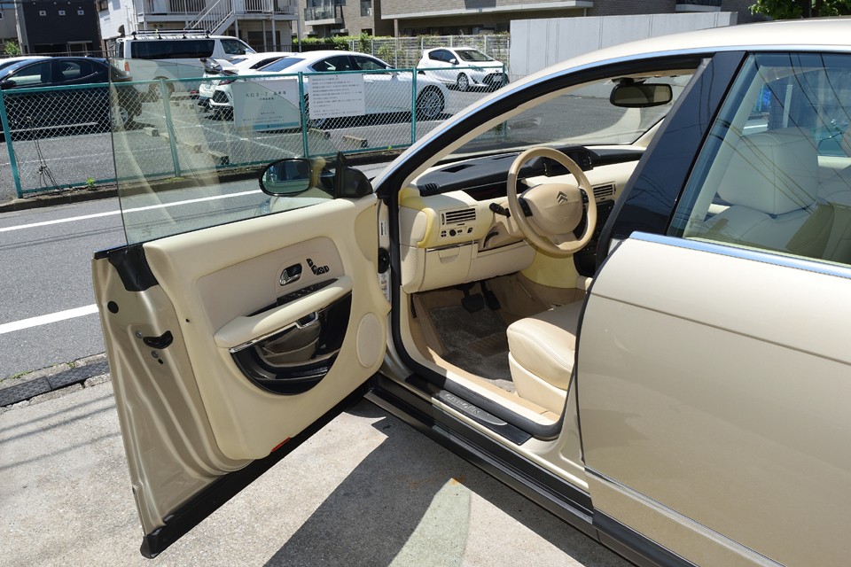 外観同様、内装の程度もかなりのものです。それでは詳しくご覧くださいませ～。