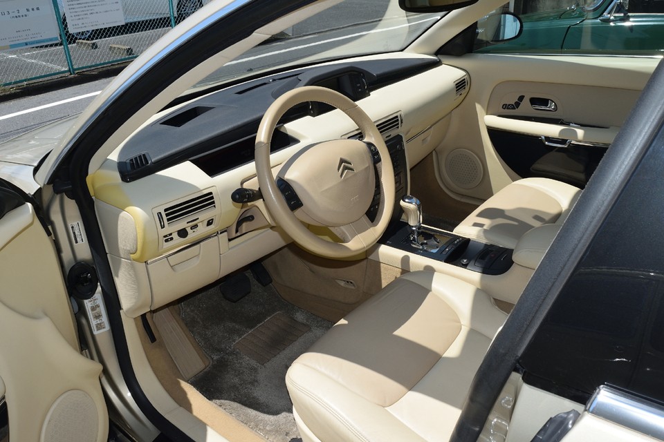 Ｃ6って黒系か、このベージュ系の内装になりますが、サーブルドラングリュヌには絶対このベージュ内装だと思います！