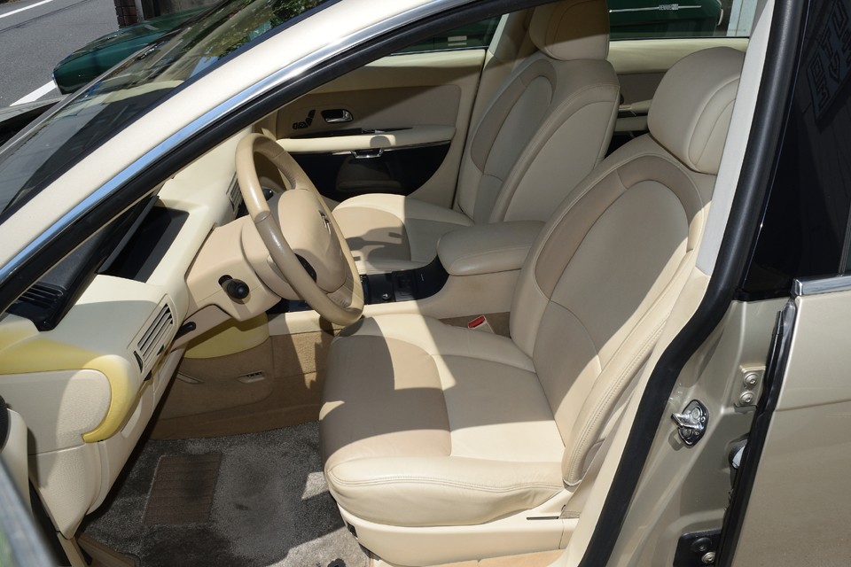 見た目で既に座り心地の良さそうなシートです。座ると実際も包み込むような安心感があり、尚且つ、例のフランス車のシート！ちなみにダッシュパネル両端の黄色い変色は「Ｃ6あるある」で、日に当たらない所なのに何故か必ずこうなります。はい。