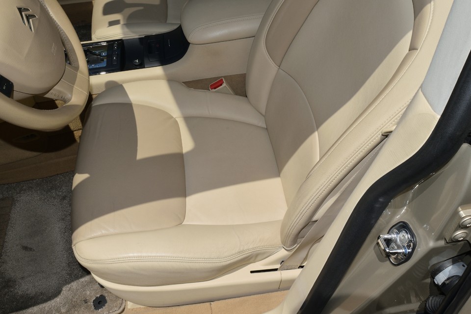 一番劣化するはずの運転席がこの状態です。よく見ればもちろん使用感は若干ありますが、年式、距離を考えたら、これは途轍もなくキレイな状態と言えるのではないかとっ！