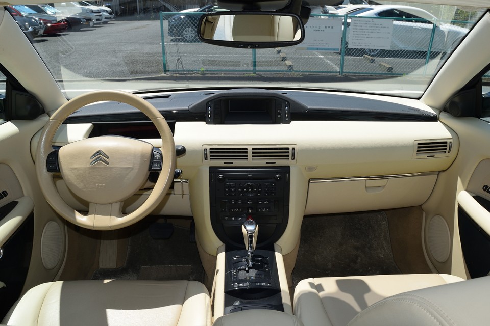 フラッグシップモデルらしい、落ち着いた印象のダッシュパネル周り。ゆったりとした乗り心地に合わせ、ゴチャゴチャせず、シンメトリーデザインのパネルに集約された使いやすい操作系が☆☆☆！