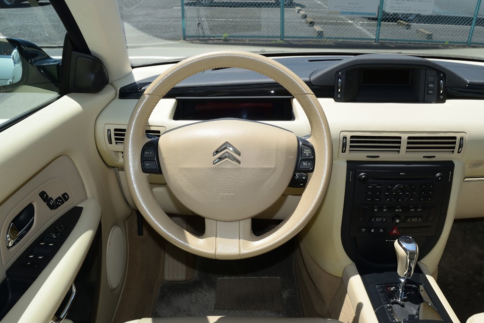 リラックスした気分を壊さず、車窓の景色の邪魔もしない、シンプルながらも上質さを感じさせるコックピット周り！