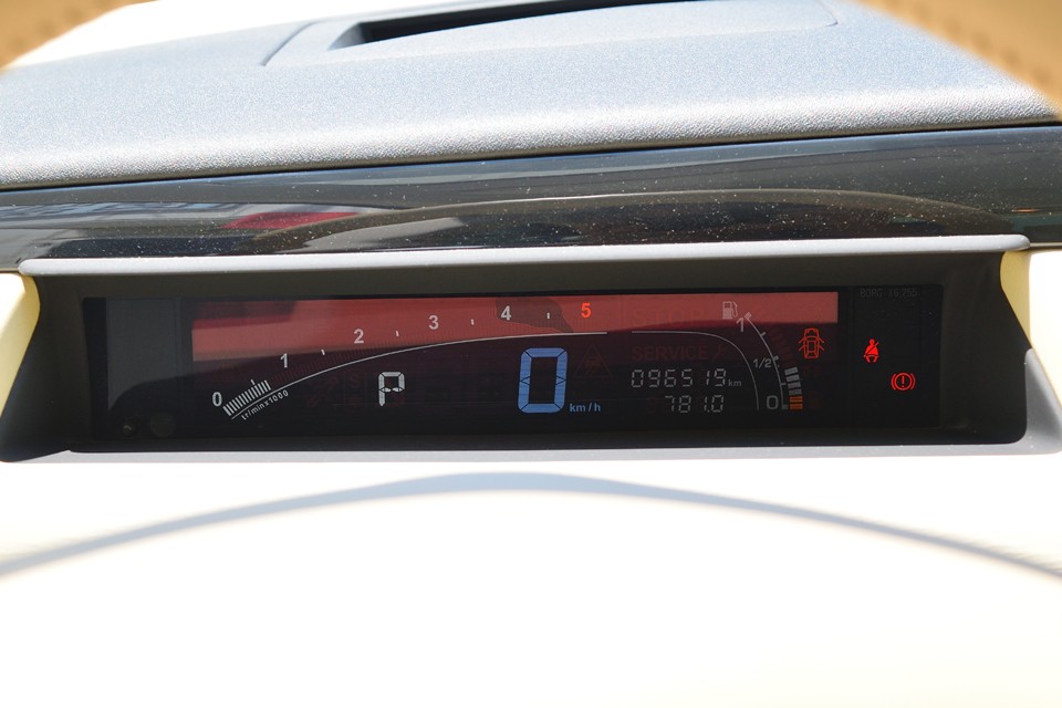 実走行9.7万km。前述の通り、既に16年経過しているので多くも無く、少なくも無く、適度に稼働していた距離です。ってことは、それなりにメンテナンスも経て来ているので、極端に走行少ない個体をいきなり乗るよりは、ご安心いただけるかと。