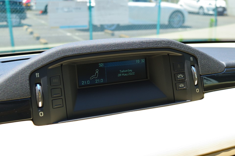 センターメーターはナビでは無く、インフォメーションディスプレイの標準仕様。国内Ｄ車にはここにナビが設置され、インフォメーションディスプレイは中央右側の空調吹き出し口の位置に移設されてしまいます。