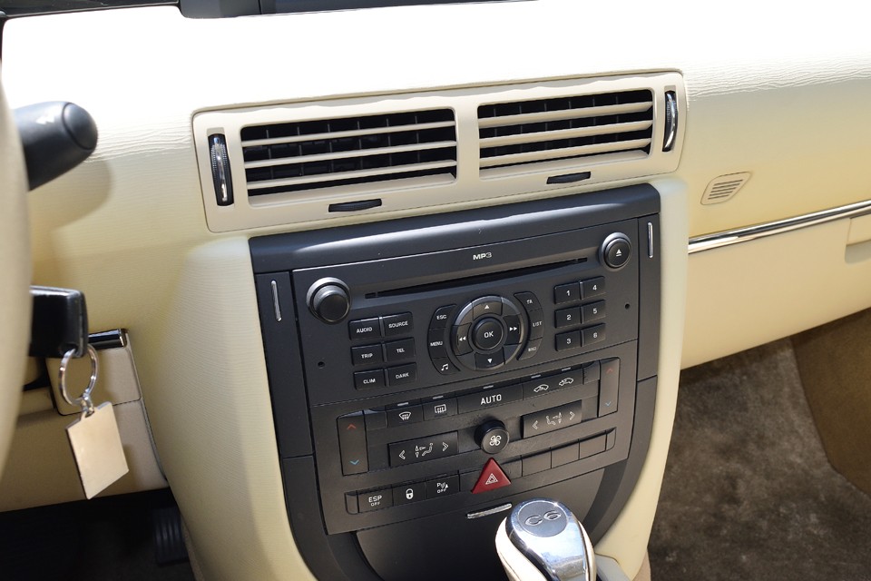 なので吹き出し口が1つのＤ車だと、2人乗車の場合、真夏はちょっとキビシイ気がするのですが・・・この個体はちゃんと2つ、吹き出し口があります。