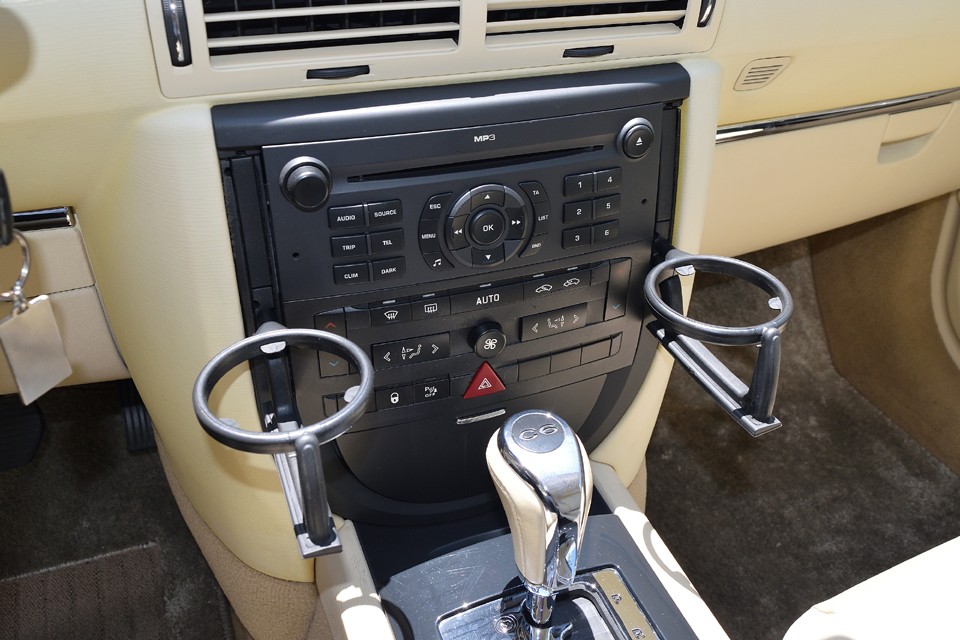 インパネ両端のクローム部分を押すと、ワンタッチでドリンクホルダーが出現！輸入車も変わりましたねぇ、こういう小技は日本車が得意とするところでしたが、それを上回る出来の良さ！