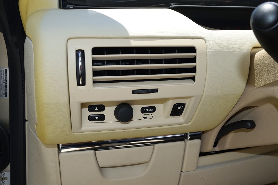 ハンドル左側のこの操作ボタンでヘッドアップディスプレイを操作します。ヘッドアップディスプレイ＝フロントガラスに速度等を映し出せる機能です。