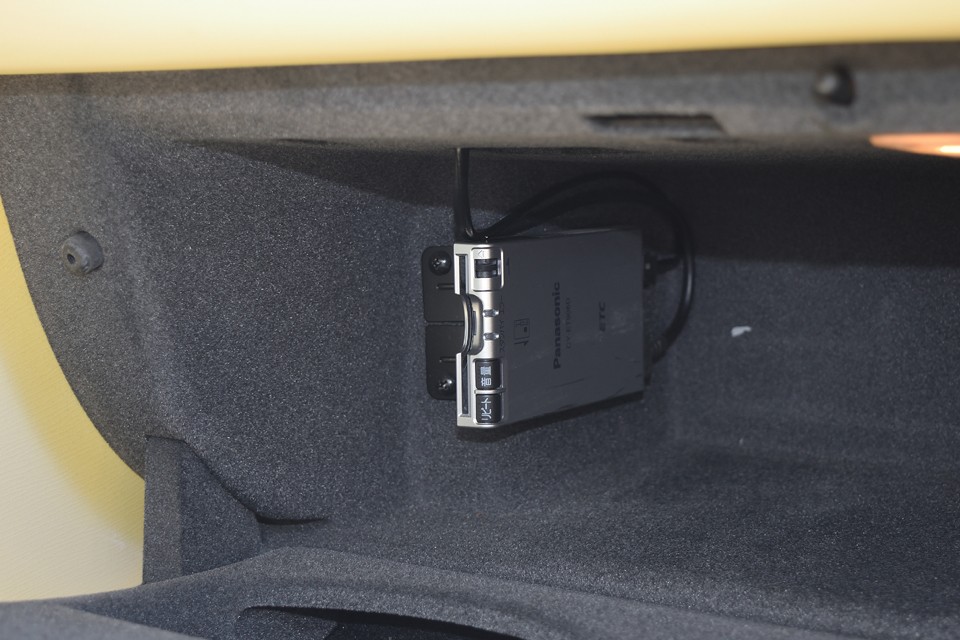助手席前のグローブBOX内にETCを装備。パナソニック製、アンテナ別体、音声案内タイプです。