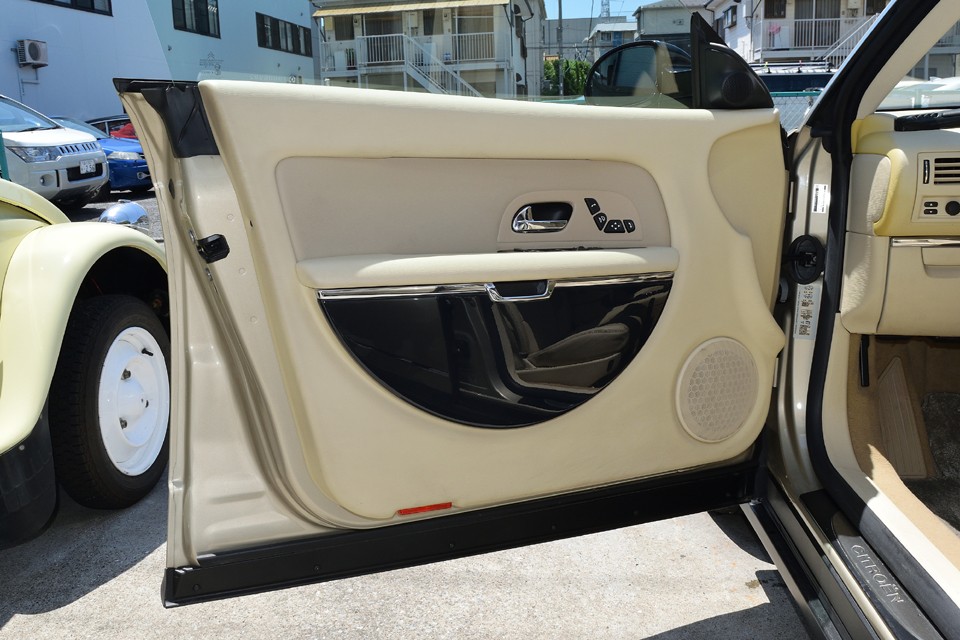 フロントドア内張です。汚れの目立ちやすいベージュ内装ですが、この清潔な状態です！