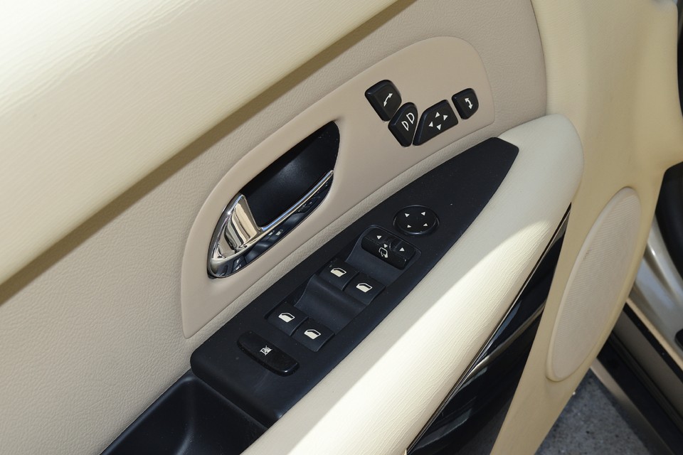 しかも一番使用頻度の高いはずの運転席側の操作ボタン類もこの通り！