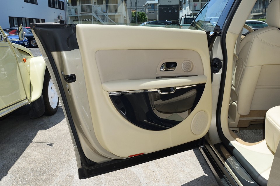 リアドア内張に至っては、ほとんど使用感は感じません。気持ち良くお乗りいただけると思います。