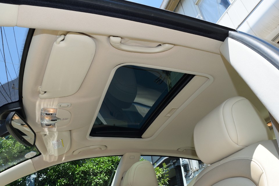 インナーシェードを手動で開けると、グラスルーフ状態に！この状態でも室内はかなり明るくなりますが、更にスイッチひとつで・・・。