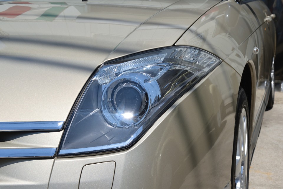 「Ｃ6あるある」のひとつにヘッドライトに細かなクラックが入って白っぽくなる症状がありますが、お分かりいただけますでしょうか？このライトは全くのクリア～！素晴らしい！