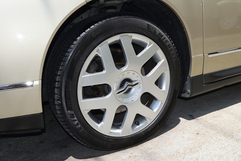 C6純正アルミホイールもほぼ無キズ！って言うか走れば当然付くはずの鉄粉汚れもほとんどありません！オーナー様は洗車マニア？！