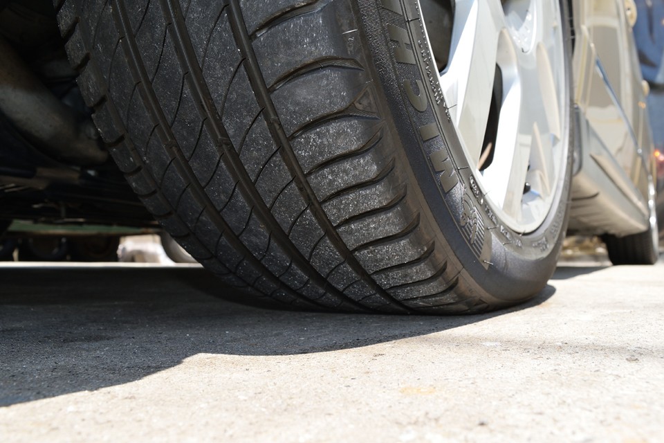 タイヤはMICHELIN PRIMACY4で残溝は7分山というところでしょうか。当分交換の必要はありませんね。