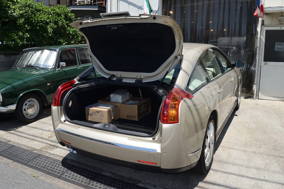 トランクハッチは後ろにはみ出さずに開閉可能なので、壁にピッタリ付けてもＯＫ！しかも小ぶりなハッチなので開閉も楽々！